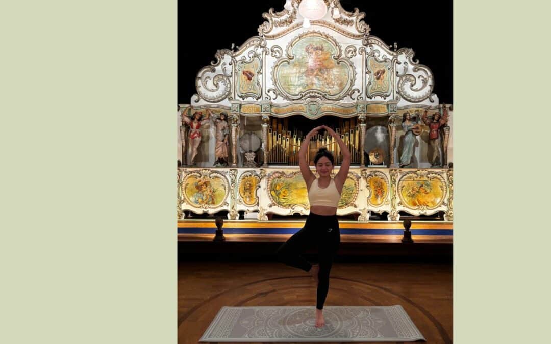 yoga in de danszaal van museum speelklok