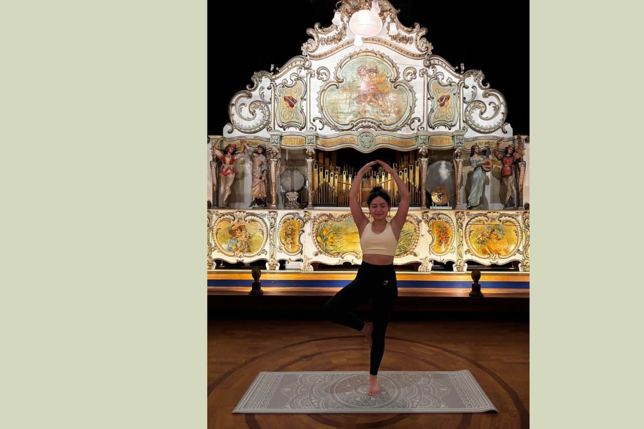 yoga in de danszaal van museum speelklok